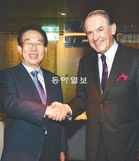 김관용 경북도지사(왼쪽)와 잔 엘리아손 유엔 사무부총장이 24일 서울에서 새마을운동 세계화에 관해 의견을 나눈 뒤 악수하고 있다. 경북도 제공