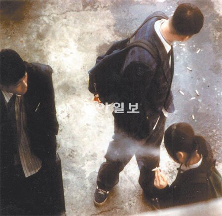 흡연을 하는 아이에겐 스스로 책임감을 갖고 금연을 할 수 있도록 돕는 게 중요하다. 겁주는 식으로 다그치기보다는 격려해주고 칭찬해주며 금연의 의지를 북돋워줘야 한다. 동아일보 DB