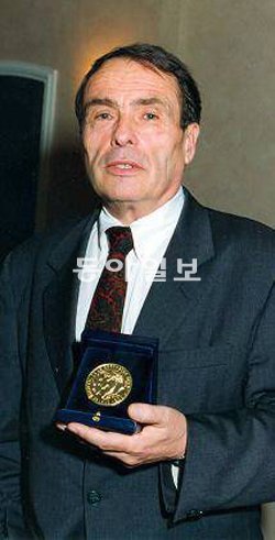 20세기를 대표하는 사회학자로 꼽히는 피에르 부르디외가 1993년 프랑스 국립과학연구원의 금메달을 받고서 찍은 사진. 당시 부르디외가 발표한 수상 연설문이 최근 발굴돼 ‘한국사회학’에 공개된다. 프랑스 국립과학연구원 제공