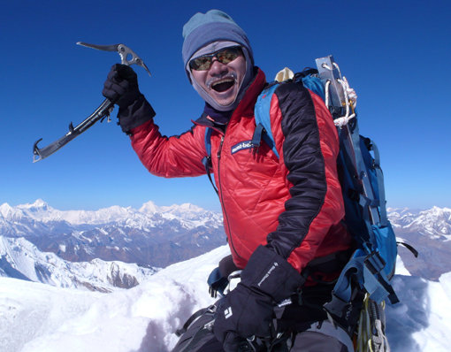 “걸어서 하늘 끝까지” 2012년 10월 12일 네팔의 힘중(7140m) 정상에 올라 환호하고 있는 김창호 대장. 김 대장은 아시아 최초로 히말라야 14좌 무산소 등정에 도전하기 위해 3월 11일 인도로 출국한다. 사진제공｜몽벨