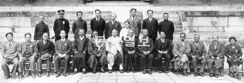 1947년 4월 11일 창덕궁 인정전에서 대한민국임시정부 수립 28주년 기념식이 열렸다. 김구(앞줄 왼쪽에서 여섯 번째), 조소앙(앞줄 왼쪽에서 일곱 번째) 등 임정 요인들과 인촌 김
성수(앞줄 왼쪽에서 세 번째)가 함께 앉아있다. 백범김구기념관 제공