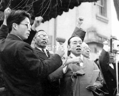 1946년 3월 1일 서울 보신각 앞에서 열린 3·1절 기념식에서 김규식(두루마기 입은 사람)의 선창으로 김구(가운데) 등이 만세삼창을 하고 있다. 백범김구기념관 제공