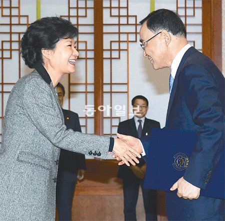 박근혜 대통령이 26일 오후 청와대에서 정홍원 신임 국무총리에게 임명장을 수여하며 악수하고 있다. 곧바로 취임식을 연 정 총리는 28일 박근혜 정부 첫 국무회의를 주재할 예정이다. 이 자리에는 이명박 정부 시절 장관들이 모두 참석하게 된다. 청와대사진기자