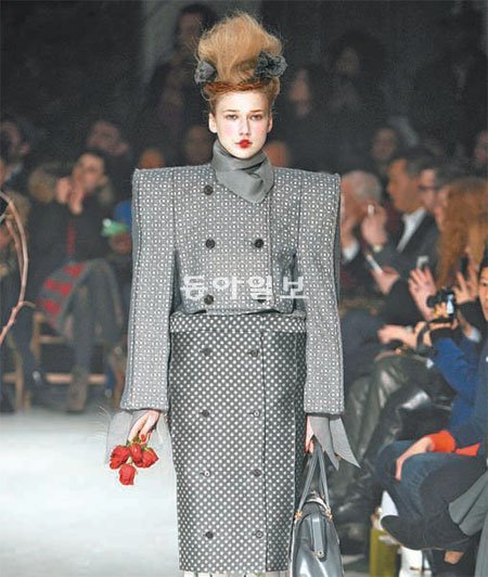 각진 어깨가 돋보였던 톰 브라운의 컬렉션. 인터패션플래닝 제공