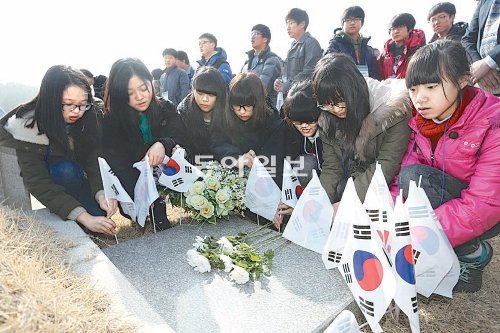 27일 대전 유성구 국립대전현충원 애국지사 묘역에서 충남과학교육원 부설 노벨영재 교육원 학생들이 입학식에 참석해 태극기를 꽂고 있다. 김재명 기자 base@donga.com