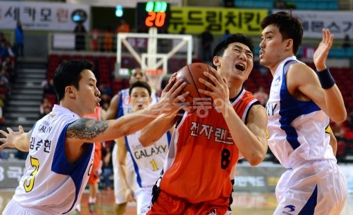 전자랜드 정영삼(가운데)이 27일 인천 삼산체육관에서 열린 삼성과의 홈경기에서 김승현(왼쪽)과 차재영의 수비 사이로 돌파를 시도하고 있다. 인천｜김민성 기자 marineboy@donga.com 트위터 @bluemarine007