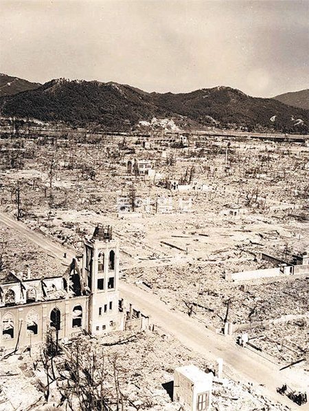 1945년 8월 6일 오전 8시 16분 일본 히로시마 시내에 원자폭탄 ‘리틀보이’가 투하됐다. 반경 1.6km 이내의 모든 물체가 파괴됐고, 8만 명이 즉사했다. 원폭이 폭발한 후의 시내 모습. 뉴욕타임스 홈페이지