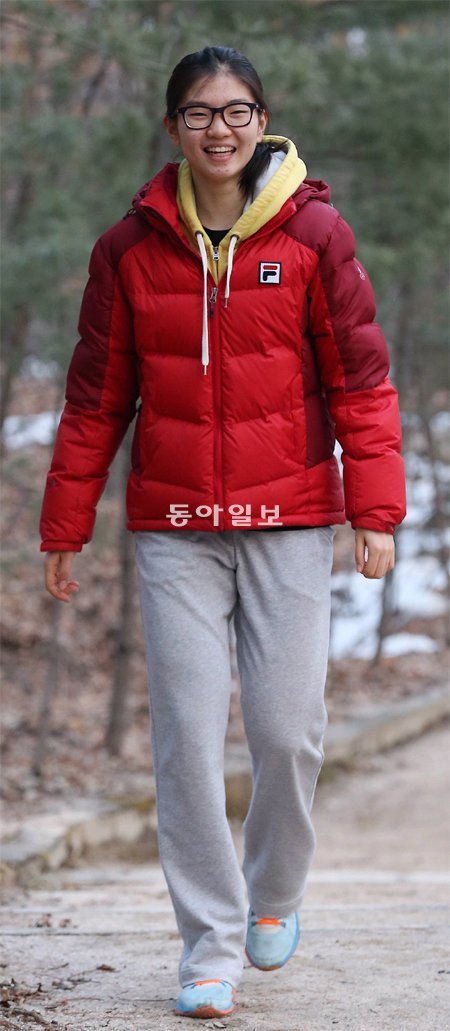 쇼트트랙 선수 하면 떠오르는 ‘작고 빠른 이미지’와는 전혀 달랐다. 174cm의 큰 키에 말도 느리고 걸음마저 느긋했다. 하지만 빙판 위에서면 파워 넘치고 폭발적인 질주를 시작한다. 태릉선수촌에서 만난 쇼트트랙 기대주 심석희가 미래의 목표를 말하며 환하게 웃고 있다. 김재명 기자 base@donga.com