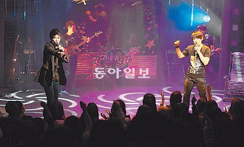 뮤지컬 ‘트레이스 유’의 커튼콜은 뜨거운 열기로 가득 찬 록 콘서트장으로 변한다. 간 프로덕션 제공