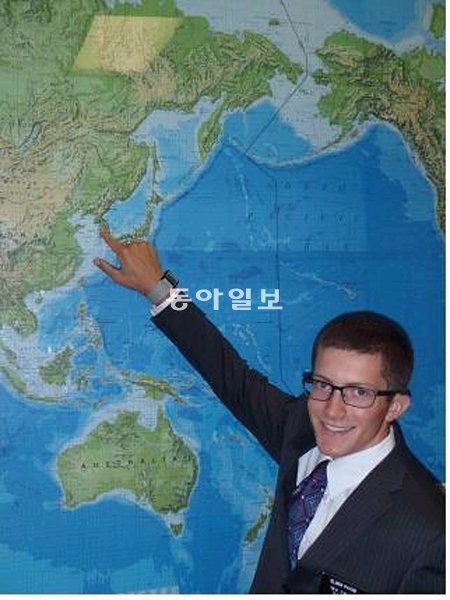 캐나다 체조 국가대표 출신인 잭슨 페인 씨가 지난해 한국으로 선교지가 결정된 뒤 지도에서 한국을 가리키고 있다. 잭슨 페인 씨 제공