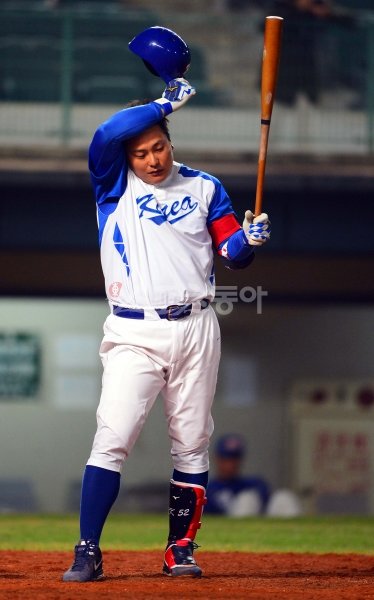 제2회 WBC 영웅 김태균이 2월 27일 대만 도류구장에서 열린 대만 군인선발팀과 연습경기에서 9회말 대타로 나선 뒤 타석에서 땀을 훔치고 있다. 타이중(대만)｜박화용 기자