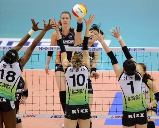 현대건설 양효진이 28일 열린 GS칼텍스와 경기에서 상대 블로커를 앞에 두고 공격을 시도하고 있다.  수원｜김종원 기자 won@donga.com 트위터 @beanjjun