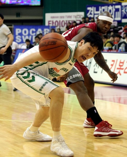 원주 동부 김봉수(앞)가 28일 창원실내체육관에서 열린 창원 LG전에서 외국인선수 커티스 위더스(뒤)와 루즈볼을 다투고 있다. 그러나 정작 공은 둘의 손을 떠나고 말았다. 사진제공｜스포츠코리아