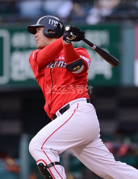 플로리다행 비행기도, 오키나와행 비행기도 타지 못했지만 쉼 없이 구슬땀을 흘렸다. SK의 새로운 4번타자 자리를 노리는 이재원이 힘차게 방망이를 휘두르고 있다. 스포츠동아DB