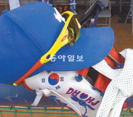 자신과 아내의 영문 이니셜(DH♡HJ)과 태극기를 새겨 넣은 이대호의 1루수용 미트. 타이중=이헌재 기자 uni@donga.com