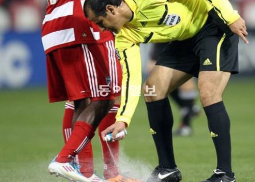 프리킥 때 수비수들의 위치를 지정해 주기 위해 심판이 스프레이를 뿌리고 있다. 한국프로축구연맹 제공