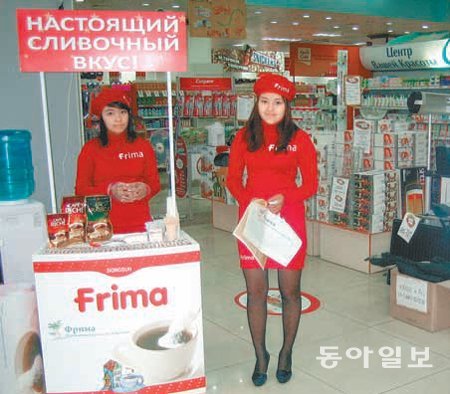 카자흐스탄의 한 대형마트에서 빨간색 유니폼을 입은 ‘프리마’ 판촉사원이 시음행사를 진행하고 있다. 동서식품 제공