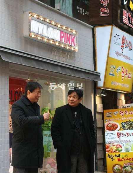 지난달 13일 권영민 교수(왼쪽)와 이근배 시인이 서울 명동의 청동다방 자리(두 사람 뒤편)를 방문했다. 지금은 옷가게로 변한 이곳은 1950년대 공초 오상순을 필두로 한 문인들의 아지트였다. 황인찬 기자 hic@donga.com