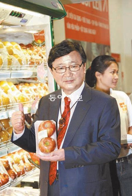 권영세 경북 안동시장이 베트남 호찌민시 매장에 진열된 안동사과를 보여주고 있다. 안동시 제공