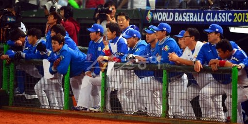 대표팀이 덕아웃에서 대만이 2-0으로 리드하는 가운데 4회말 공격을 지켜보고 있다.
타이중(대만)ㅣ박화용 기자 inphoto@donga.com 트위터 @seven7sola