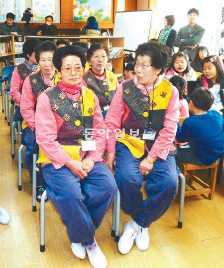 4일 경남 하동군 고전초등학교 입학식에서 할머니 학생들이 교실 가운데에 긴장한 표정으로 앉아 있다. 손자뻘 학생들의 표정과 대조적이다. 고전초교 제공