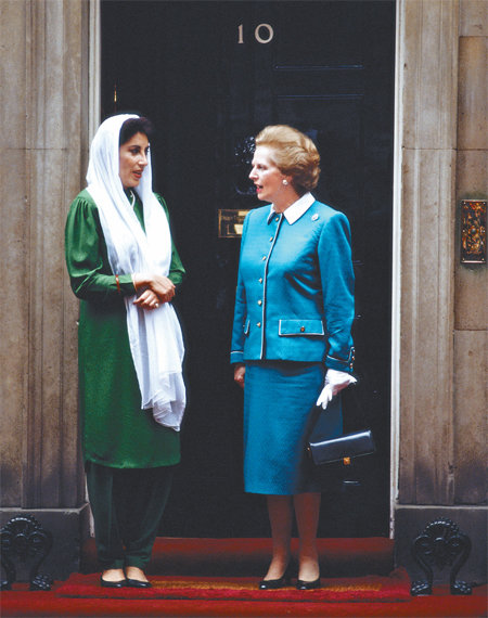 1989년 ‘권력의 상징’인 영국 런던 다우닝가 10번지(영국 총리 관저) 앞에서 여성 파워 두 명이 만났다. 파키스탄 최초의 여성 총리 베나지르 부토(왼쪽)와 영국 최초의 여성 총리 마거릿 대처 여사다. 부토 전 총리는 국기 색깔인 녹색을, 대처 전 총리는 영국 보수당의 색깔인 파란색을 입어 정치인으로서 자신의 대표성을 드러냈다. 게티이미지 멀티비츠이미지