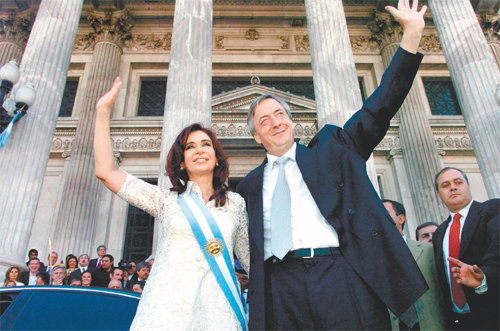 남편인 네스토르 키르치네르 전 대통령에 이어 아르헨티나 헌정 사상 첫 선출직 여성 대통령이 된 크리스티나 페르난데스(왼쪽). 현직 여성 국가 원수 가운데 가장 패셔너블 하다는 평가를 받고 있다. 화려한 레이스와 원색 등 대담한 패션을 추구한다. AFP 특약