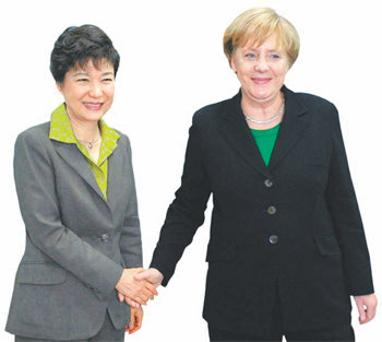 2010년 방한 때 이화여대 명예 정치학 박사 학위를 받은 앙겔라 메르켈 독일 총리(오른쪽)와 박근혜 대통령이 학위 수여식에서 만나 악수하고 있다. 연합뉴스