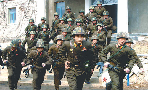 전투훈련하는 북한군 북한 인민군 최고사령부 대변인의 정전협정 백지화 성명 발표 뒤 인민군 병사들이 6일 전투훈련을 하고 있다고 조선중앙통신이 보도했다. 조선중앙통신 연합뉴스