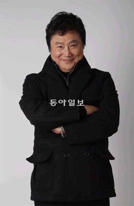 남진은 요즘 음악적으로 세대차이를 많이 느낀다고 했다. 20대인 기자에겐 이렇게 조언했다. “나이 먹으면 흘러간 추억의 노래가 좋아져. 어르신이 불러 왔던 가요에도 관심 가지면 살아가는 데 큰 벗이 될 거야.” 김재명 기자 base@donga.com