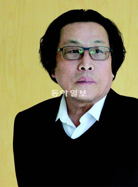 20년 넘게 못에 관한 연작 시집을 펴내고 있는 김종철 시인. 문학수첩 제공