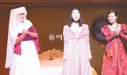 오산지역 중고교생 24명이 8일 경기 오산문화예술회관 대공연장에서 뮤지컬 ‘로미오와 줄리엣’을 공연하고있다. 오산문화재단 제공