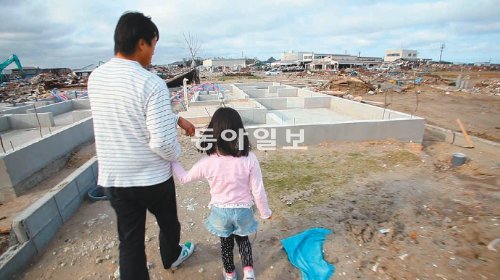 쓰나미로 일본인 아내를 잃은 김일광 씨가 복구현장에서 딸과 함께 쓰나미 전 집이 있던 곳을 둘러보고 있다. 채널A 제공