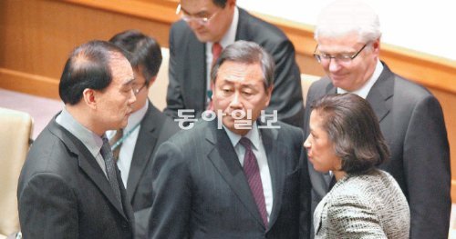 韓-美-中 유엔 대사 한자리에 리바오둥 유엔 주재 중국대사와 김숙 유엔 주재 한국대사, 수전 라이스 유엔 주재 미국대사(앞줄 왼쪽부터)가 7일(현지 시간) 뉴욕 맨해튼 유엔본부에서 열린 유엔 안전보장이사회 전체회의에서 이야기를 나누고 있다. 유엔 안보리는 이 자리에서 북한의 3차 핵실험에 대한 제재 결의를 만장일치로 채택했다. 유엔 주재 한국대표부 제공