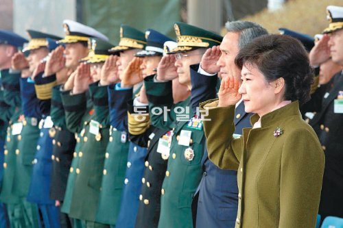 朴, 육해공군 합동임관식 참석 박근혜 대통령(오른쪽)이 8일 충남 계룡대에서 열린 육해공군 장교 합동임관식에 참석해 신임 장교들의 경례를 받고 있다. 2월 25일 대통령 취임식 때에 비해 손바닥이 드러나지 않고 더 절도 있는 모습이다. 취임식 때와 같은 카키색 외투를 입은 것은 안보를 강조하기 위한 것으로 보인다. 계룡대=청와대사진기자단