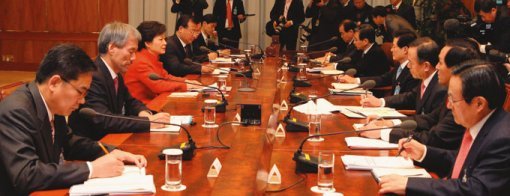 박근혜 대통령(왼쪽에서 세 번째)이 2월 27일 청와대에서 열린 첫 수석비서관회의를 주재하고 있다. 정부조직법 개정안의 국회 통과가 늦어져 공식 임명장을 받지 못한 김장수 대통령국가안보실장 내정자 자리(박 대통령 오른쪽)가 비어 있다.
