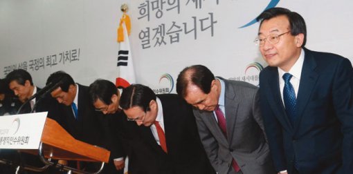 2월 19일 오전 서울 종로구 삼청동 한국금융연수원에서 대통령비서실수석비서관 내정자들이 기자회견을 마친 뒤 인사하고 있다.