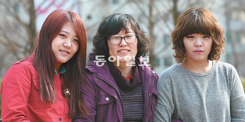 고교 졸업 25년 만에 두 딸과 대학에 입학한 김정임 씨(가운데). 왼쪽은 둘째 딸 제윤아 씨, 오른쪽은 첫째 딸 제고은 씨. 충청대 제공