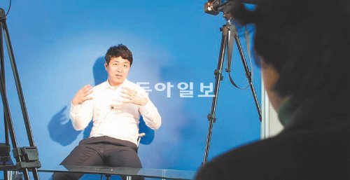 14일 대전일보 홈페이지를 통해 처음 방영되는 ‘내 짝을 찾습니다’ 공개구혼자 최성아 씨(법무법인 내일 변호사)가 채널A-대전일보 스튜디오에서 촬영을 하고 있다. 대전일보 제공