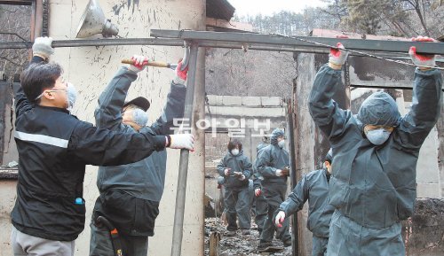 지원 나선 자원봉사자들 화마가 할퀴고 간 현장은 참혹했다. 11일 포항 북구 용흥동 우미골에서 자원봉사자들이 산불로 잿더미로 변한 주택을 철거하고 있다. 포항시 제공