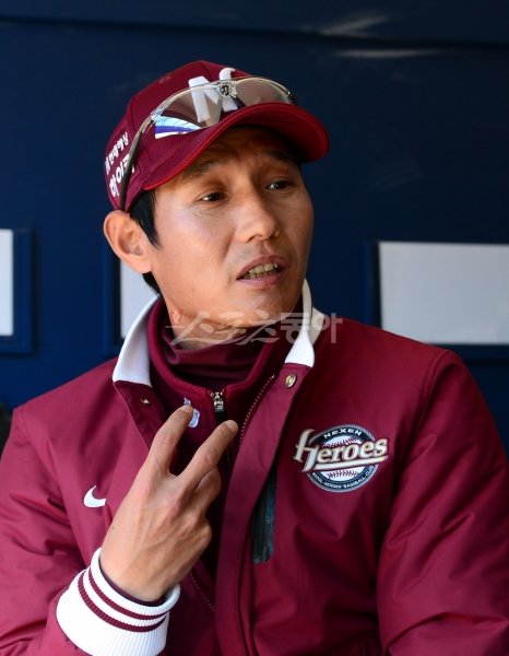 넥센 염경엽 감독은 선수들에게 자신이 무엇을 할지를 미리 알려주고 철저하게 그 방침에 맞춰 기용하는 매뉴얼 야구를 실천하고 있다.
 10일 NC전에 앞서 취재진과 대화를 하고 있는 염 감독. 창원｜김민성기자 marineboy@donga.com 트위터 
@bluemarine007