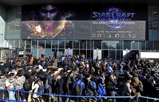 국내에 e스포츠를 태동시킨 스타크래프트의 인기는 여전했다. ‘스타크래프트2:군단의 심장’ 출시를 하루 앞둔 11일 행사장은 하루라도 먼저 게임을 즐기려는 1000여명의 팬들로 북새통을 이뤘다. 사진제공ㅣ블리자드 엔터테인먼트
