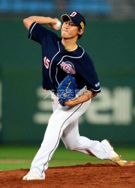 두산 이용찬은 팔꿈치 수술 탓에 시즌 출발이 늦어졌지만 팀을 위해 하루 빨리 돌아오겠다고 입을 앙다문다. 스포츠동아DB