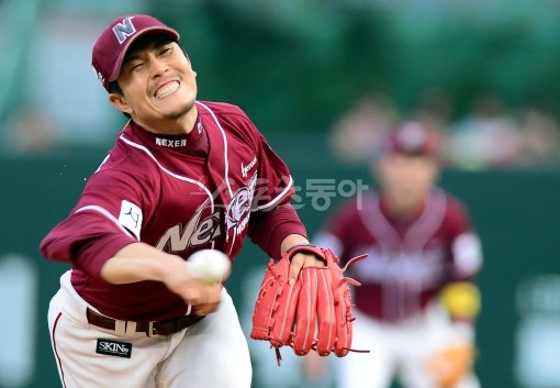 넥센 김병현이 12일 사직 롯데전을 통해 이번 시즌 첫 공식경기 선발 등판을 한다. 올 시즌 풀타임 선발에 도전하는 김병현은 넥센의 4강 열쇠를 쥐고 있다. 스포츠동아DB