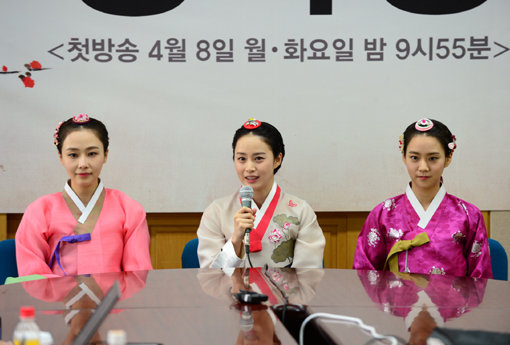 연기자 홍수현·김태희·걸그룹 카라의 한승연(왼쪽부터)이 SBS 새 월화드라마 ‘장옥정’ 기자간담회에 참여해 취재진의 질문에 답하고 있다. 사진제공｜SBS