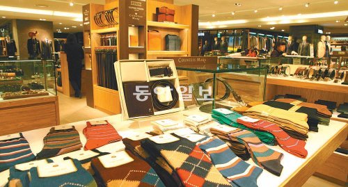 롯데백화점 서울 본점 남성 액세서리 편집매장 ‘다비드 콜렉션’의 양말 코너. 롯데백화점 제공