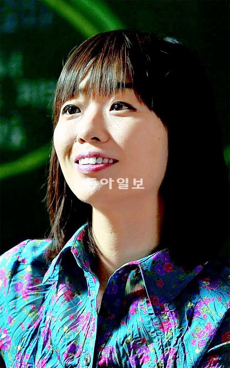 서울 신길동의 한 건물 담벼락. 의상이 좋다고 하자 싱어송라이터 시와가 수줍게 답했다. “얘는 벼룩시장에서 산 것, 이건 친구가 준 옷인데…. 괜찮아요?” 신원건 기자 laputa@donga.com