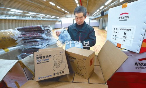 대피소 물품 점검 한미 연합군사연습인 ‘키리졸브’가 시작된 11일 오후 인천 옹진군 연평도 대피소에서 연평면사무소 직원이 만일의 사태에 대비해 대피소 물품을 점검하고 있다. 이날 북한은 키리졸브 한미 연합군사연습에 맞춰 정전협정 백지화 입장을 재확인하고 남북 판문점 연락사무소 직통전화를 차단했다. 연평도=원대연 기자 yeon72@donga.com