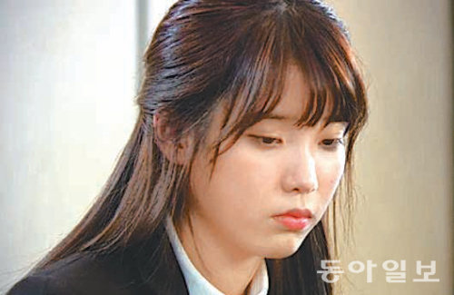 KBS2 주말드라마 ‘최고다 이순신’에서 이순신 역의 아이유가 취업 면접에서 고배를 마시는 장면. KBS 제공