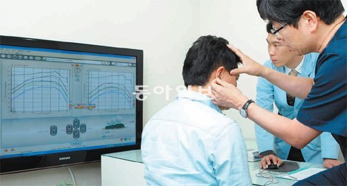 난청이 심한 노인은 치매의 위험도 높다. 하루빨리 전문의를 찾아 청력검사를 받고 적절한 보청기를 착용하는 게 좋다. 김성근이비인후과 제공